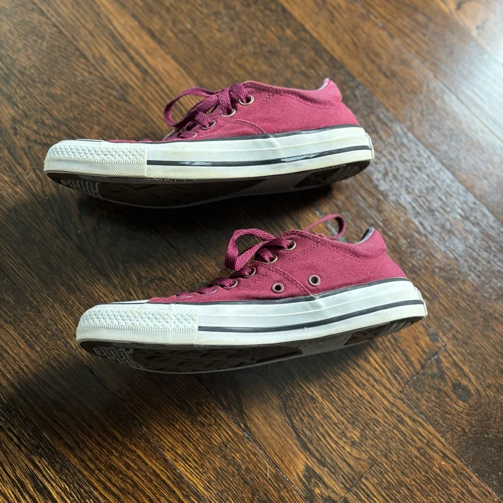 EUC Burgundy Converse Low Tops - Picture 3 of 7